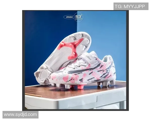 穿着碎钉足球鞋的球星女性风采