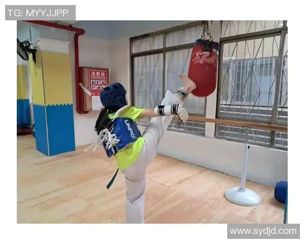 足球球星热身压腿训练视频展现完美柔韧性与力量协调性